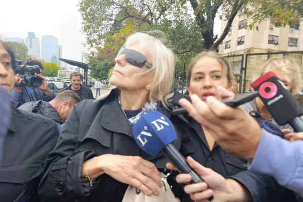 Las dos jubiladas que le prestaron dólares a Adorni declaran en Comodoro Py