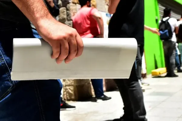 El empleo registrado cayó en enero y acumula un retroceso de más de 124.000 puestos de trabajo en el último año
