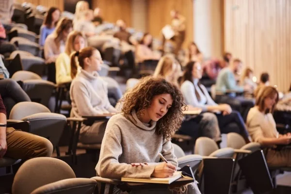 Escasean graduados terciarios y crece la brecha laboral en Argentina