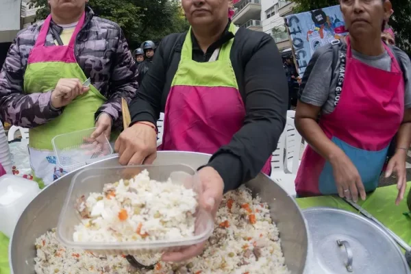 Realizaron una olla popular frente al departamento de Manuel Adorni