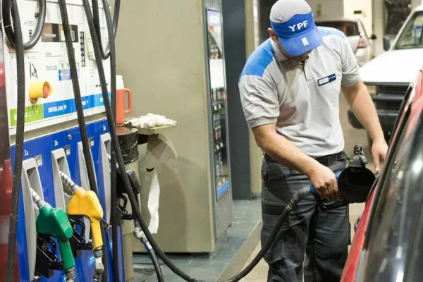 La nafta no bajará, pese al desinfle global del crudo al abrirse el estrecho de Ormuz