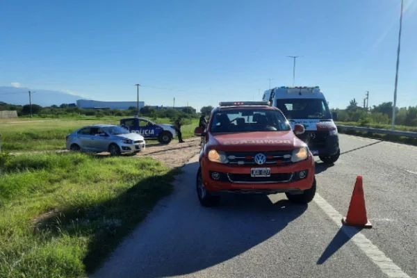 Mujer fue hospitalizada tras colisionar con un automóvil