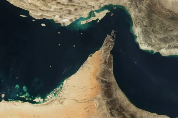 Irán amenaza con atacar a buques que se acerquen al estrecho de Ormuz