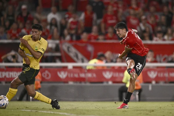 Independiente remontó ante Defensa y se acomoda en zona de Playoffs