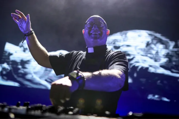 El cura DJ hace vibrar Plaza de Mayo en homenaje al Papa Francisco