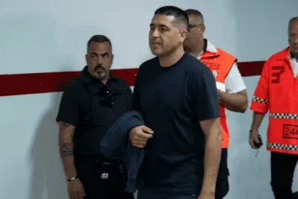 Riquelme ya está en el Estadio Monumental para presenciar el Superclásico