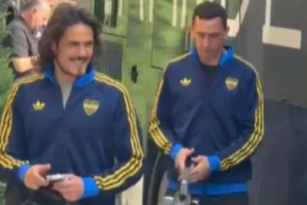 Todos juntos de cara al Superclásico: Edinson Cavani y Agustín Marchesín viajaron junto al plantel de Boca