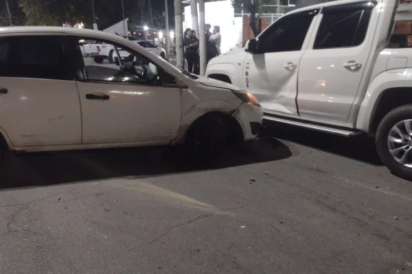 Manejaba alcoholizado y chocó contra una camioneta estacionada