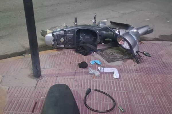 Motociclista chocó contra un auto en el centro y escapó