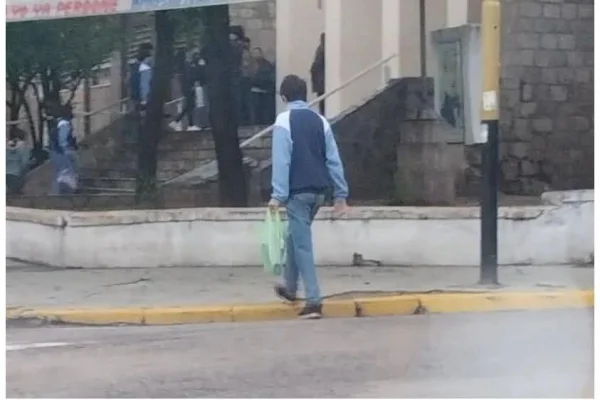 Por seguridad prohíben mochilas en escuelas secundarias de La Rioja