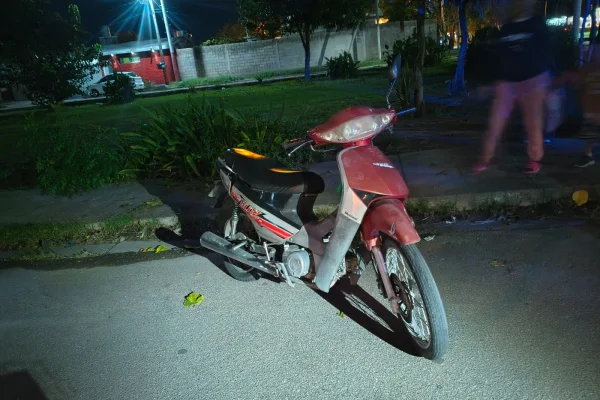 Motociclista chocó con un perro y sufrió escoriaciones