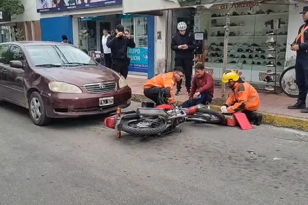 Abrió la puerta del auto y provocó la caída de una motociclista