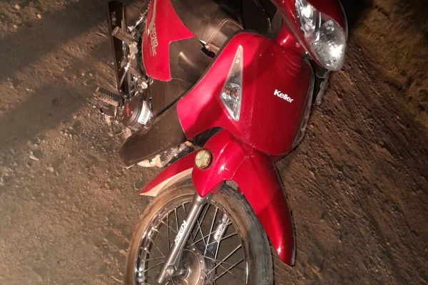 Una motociclista cayó de su moto por esquivar un pozo y sufrió varias heridas