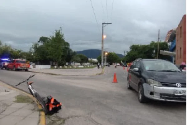 Un ciclista resultó herido tras colisionar con un automóvil