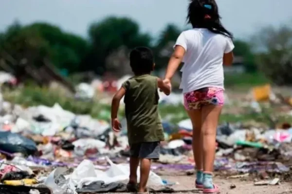 Casi 6 de cada 10 niños son pobres en argentina y el 30 % no come regularmente, según la UCA