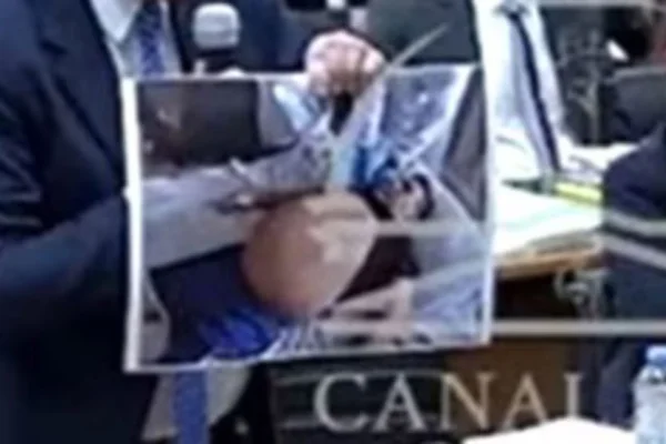 Juicio por la muerte de Maradona, en vivo: mostraron un video de Diego muerto, Gianinna se tapó los ojos y hubo llanto en la sala