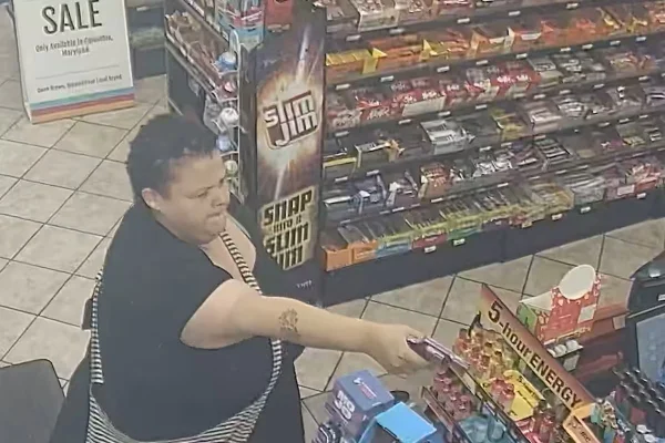 Estados Unidos: Una mujer fue detenida tras dispararle a un empleado de una estación de servicio