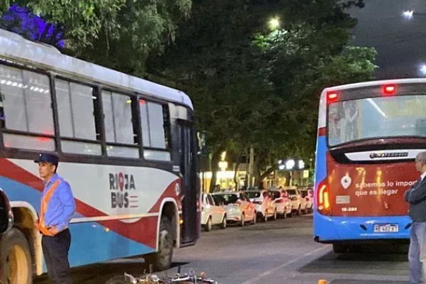 Colectivo embistió a una motociclista en pleno centro de la capital