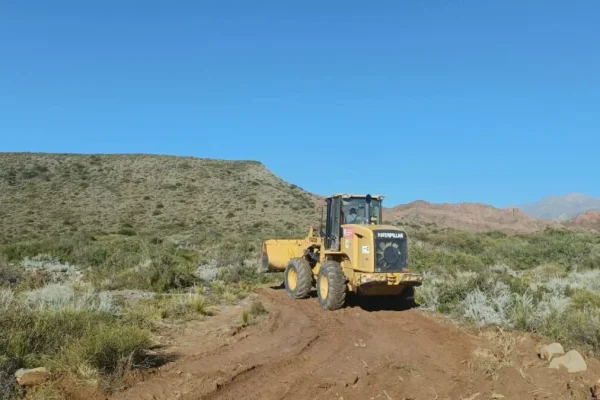 Avanzan trabajos de mantenimiento vial en distintos puntos de la provincia