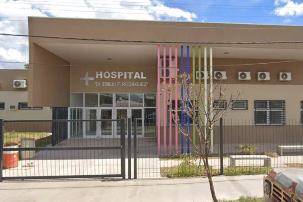 Una mujer se hizo pasar por médica y trabajó en hospitales de Chaco durante meses: la denunciaron y se escapó