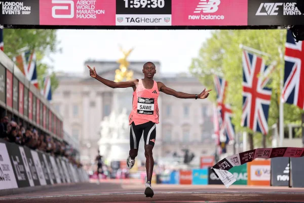 El keniano Sabastian Sawe es el primer hombre de la historia en bajar de las dos horas en un maratón