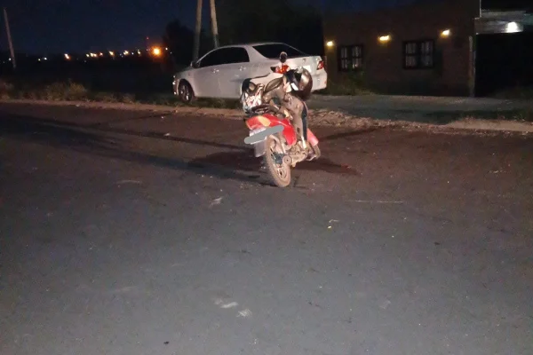 Un motocicclista herido tras chocar a un auto estacionado