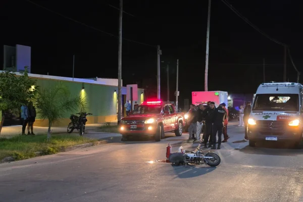 Tres jóvenes heridos en un fuerte choque de motos