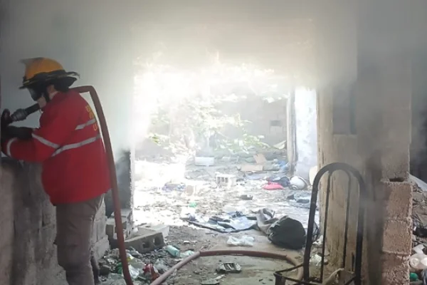 Controlaron un incendio en una casa abandonada en el barrios Islas Malvinas