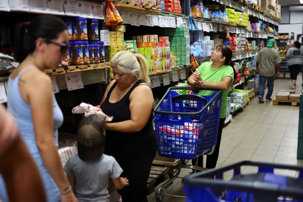 El consumo masivo cayó 5,1% en marzo y acumula tres meses consecutivos en baja