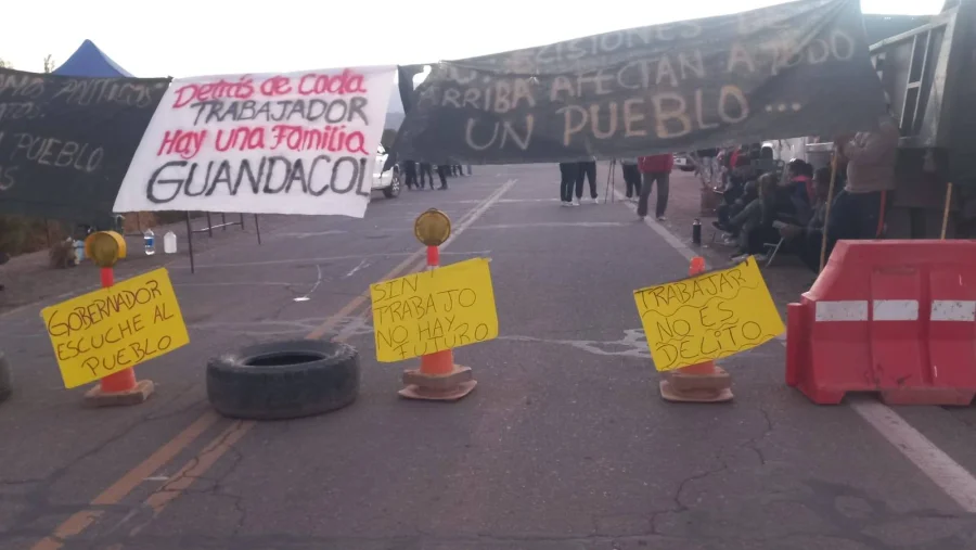 Asambleistas de Guandacol cortan la ruta 40 desde el martes pasado, reclamando por el perjuicio que les trajo el conflicto desatado por la medida judicial