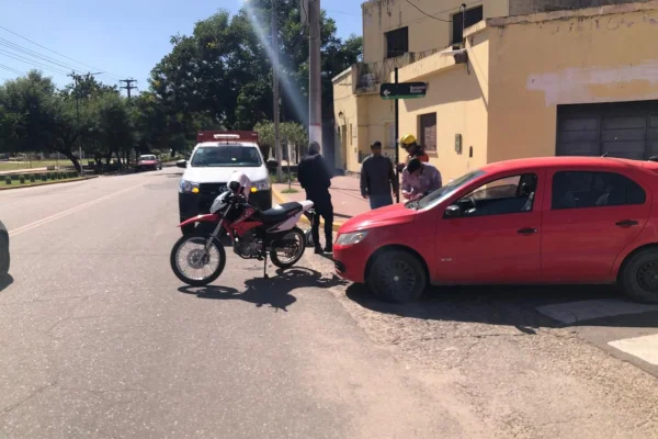 Motociclista herido tras chocar con un auto en el barrio Matadero