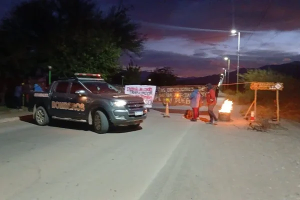 Manifestantes bloquean el acceso principal a Guandacol
