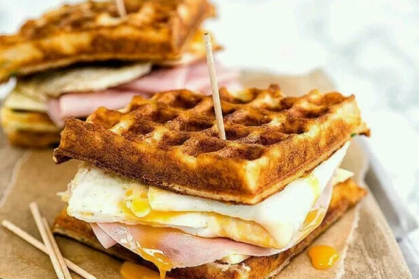 Sandwich en versión waffle: la receta salada fácil y original que tenés que probar