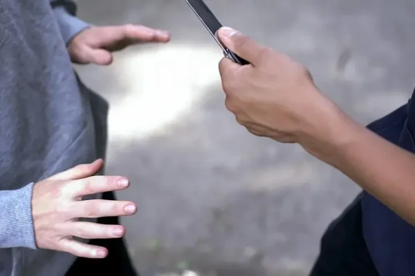 Procesaron a un hombre acusado de amenazar a un vecino con un cuchillo por una deuda de $10.000