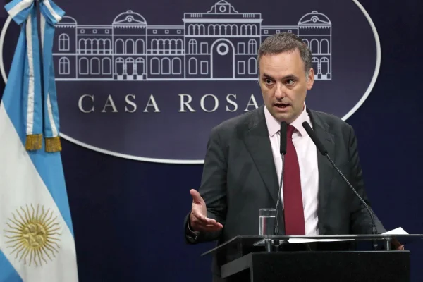 Adorni se presenta ante el Congreso