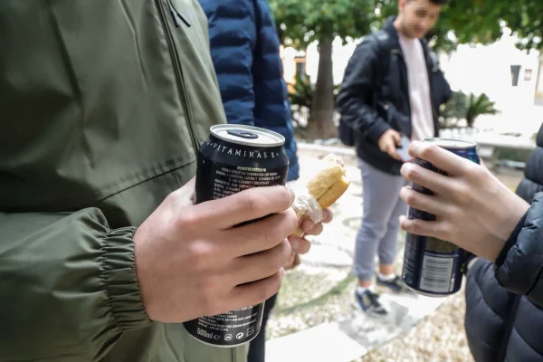 Alertan por el aumento del consumo en adolescentes: alcohol, energizantes y vapeadores lideran la preocupación