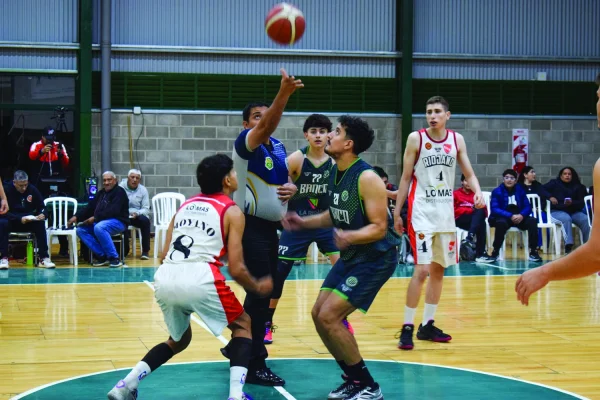 Banco Rioja festejó ante Riojano en el inicio del Campeonato