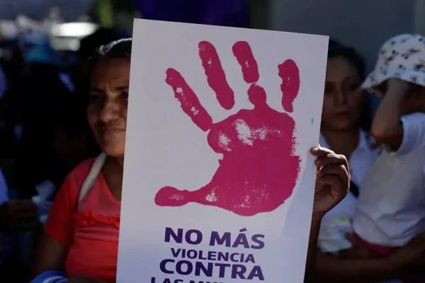 Detienen a un efectivo policial tras una denuncia por violencia