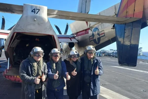 Milei viajó a Mar del Plata para fotografiarse en el portaaviones estadounidense USS Nimitz