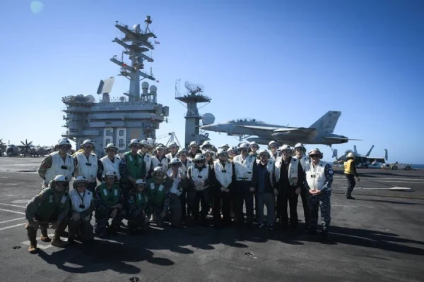 El Embajador Lamelas y el Presidente Milei visitan el portaaviones USS Nimitz