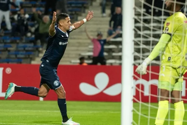 Independiente Rivadavia goleó a La Guaira y lidera su grupo