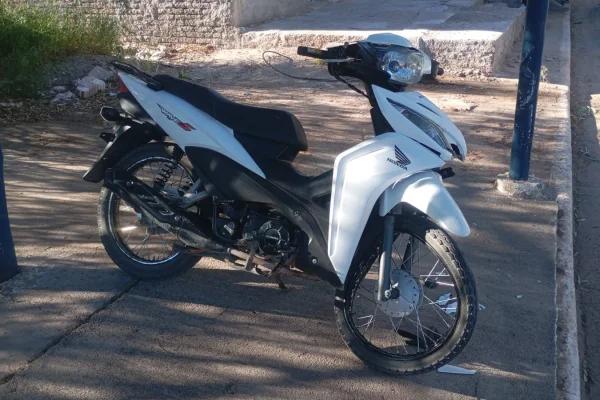 Dos jovencitas en moto chocaron contra un poste y sufieron heridas