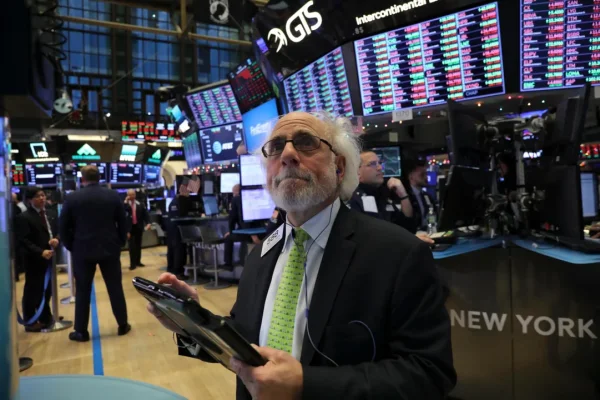 El riesgo país perforó el umbral de los 540 puntos mientras que cayeron las acciones en Wall Street
