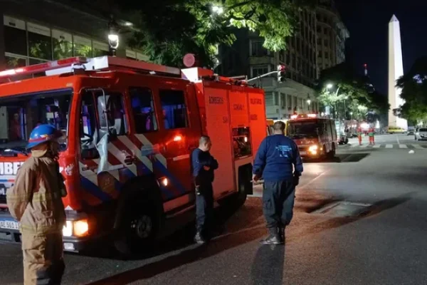 Fuego y evacuación masiva en un hotel a metros del Obelisco: hubo seis asistidos