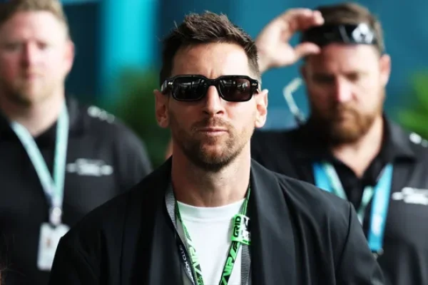 El capitán de la Selección argentina llegó junto a su familia al circuito estadounidense, pocos días después de conocer al piloto de Alpine
