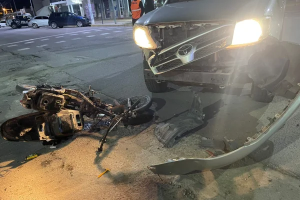 Un motociclista herido tras fuerte choque con una camioneta