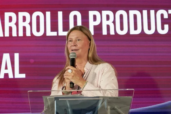 Gabriela Pedrali presenta el libro del Plan Angelelli en la Feria del Libro de Buenos Aires