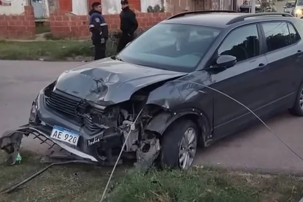 Conductor ebrio evadió un control policial y chocó contra un poste
