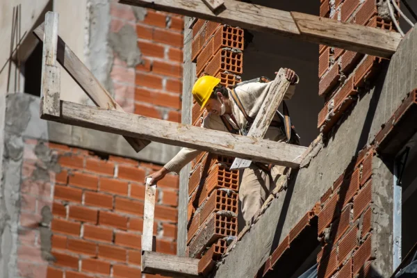 El empleo en la construcción creció 0,5% en febrero pero los salarios cayeron en términos reales