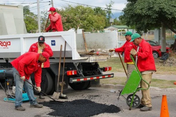 La Municipalidad realizó tareas de bacheo en la Capital